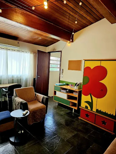Consultório de atendimento infantil para sublocação no Espaço Presente com decoração lúdica e colorida, sublocação inclusive para psicopedagogas.